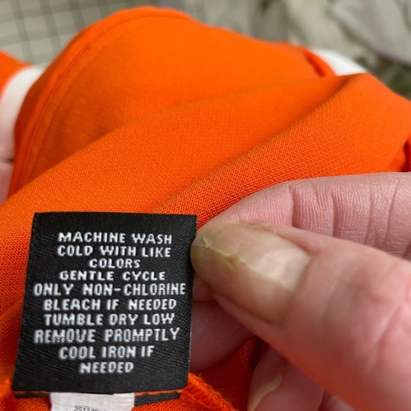 Scalloped edge sleeveless shirt - Picture 4 of 6